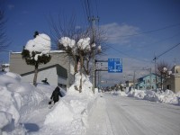 当別町の歩道と車道の間の雪の壁