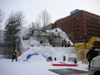 大通公園で雪像作成中