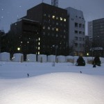 暮れなずむ大通公園の雪塊