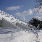 青空と美術館の雪の屋根