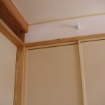 二階の和紙の引き戸と和紙の天井