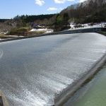 ダム湖から雪解水が