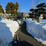 通路の雪は解けて暖か