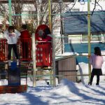 雪の公園の子供は元気